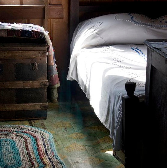 Braided rug vintage in bedroom