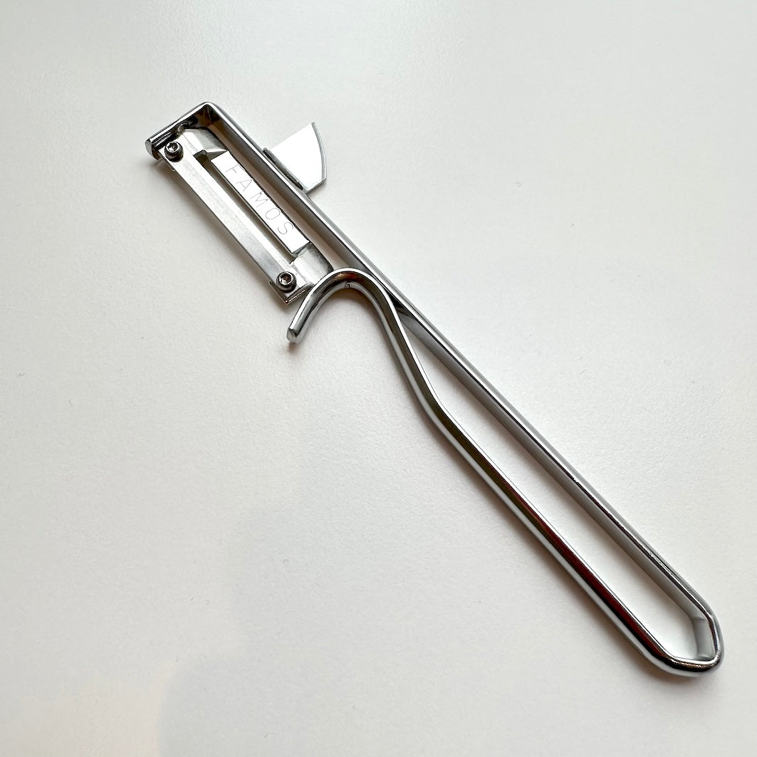 Swivel peeler