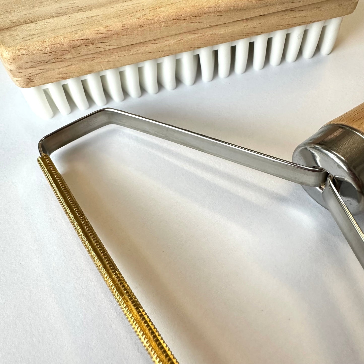 Rubber and metal lint removers detail