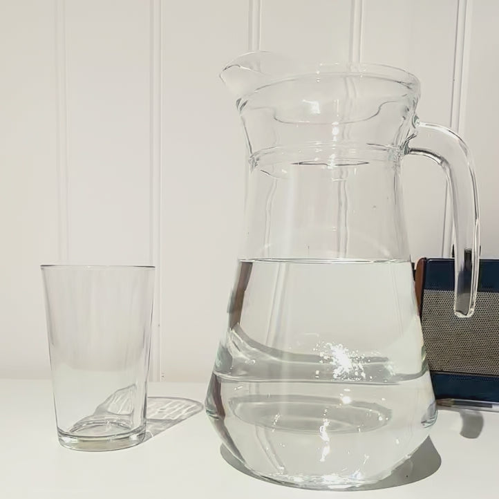 Arc glass water jug pouring into Duralex glass