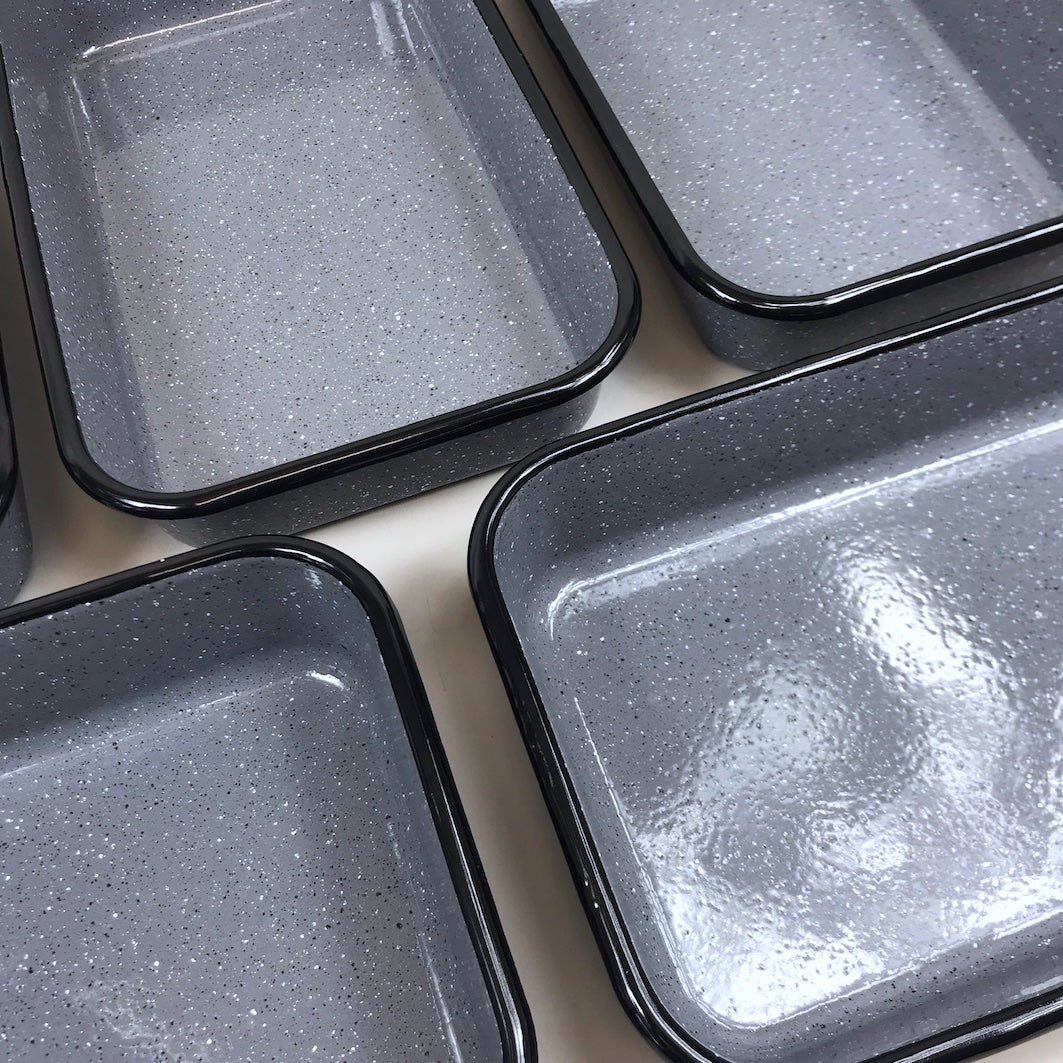 Enamel bake pan